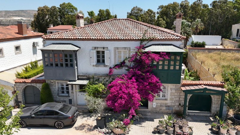 ALAÇATI KÖYİÇİ' NDE SATILIK 4+1 TAŞ VİLLA.