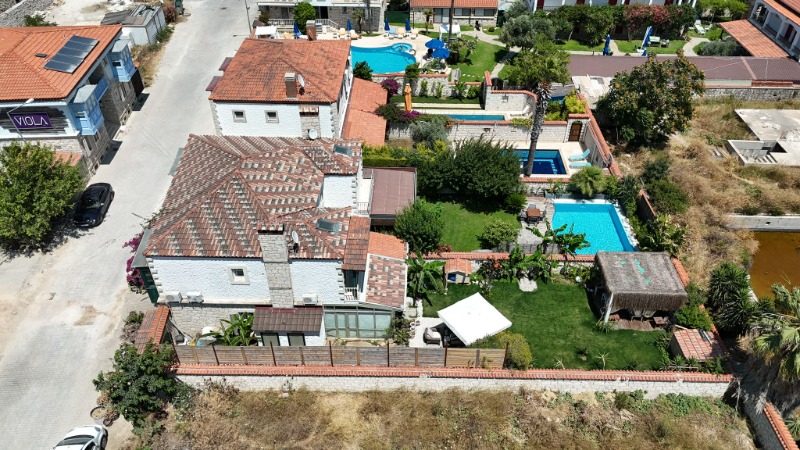 ALAÇATI KÖYİÇİ' NDE SATILIK 4+1 TAŞ VİLLA.