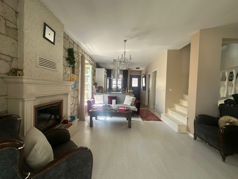ALAÇATI KÖYİÇİ' NDE SATILIK 4+1 TAŞ VİLLA.