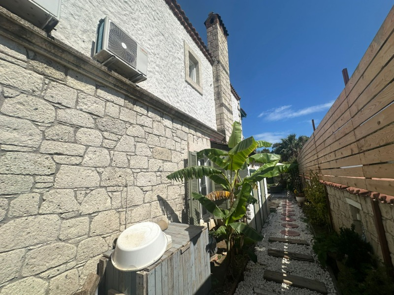 ALAÇATI KÖYİÇİ' NDE SATILIK 4+1 TAŞ VİLLA.