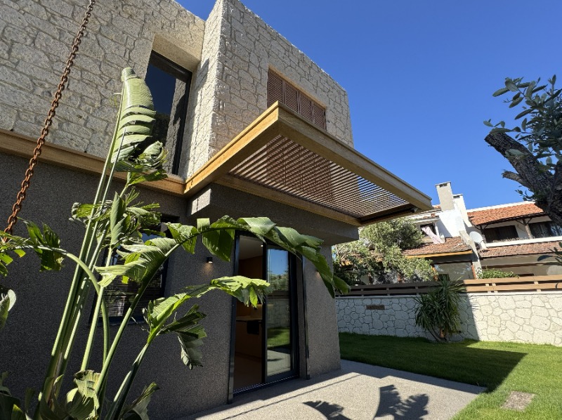 ALAÇATI ÇAMLIKYOL MEVKİ MÜSTAKİL HAVUZLU 4+1 SATILIK VİLLA.