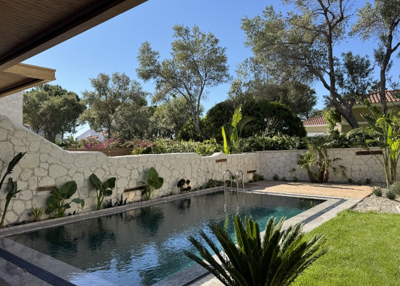 ALAÇATI ÇAMLIKYOL MEVKİ MÜSTAKİL HAVUZLU 4+1 SATILIK VİLLA.