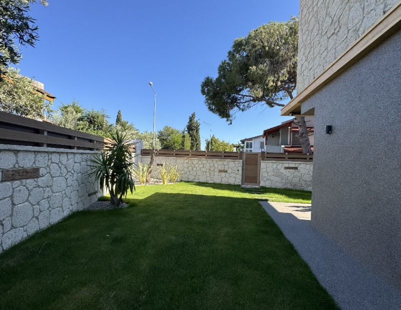 ALAÇATI ÇAMLIKYOL MEVKİ MÜSTAKİL HAVUZLU 4+1 SATILIK VİLLA.