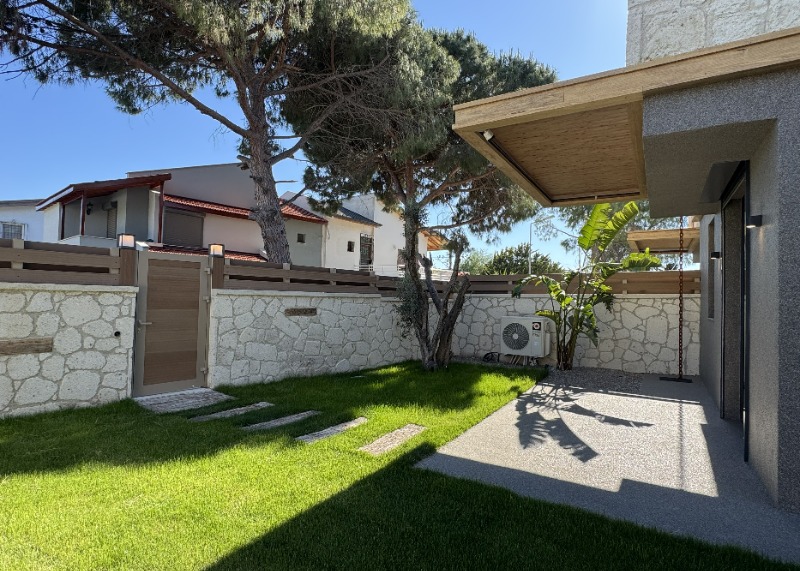 ALAÇATI ÇAMLIKYOL MEVKİ MÜSTAKİL HAVUZLU 4+1 SATILIK VİLLA.