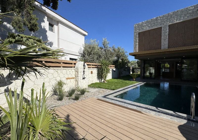 ALAÇATI ÇAMLIKYOL MEVKİ MÜSTAKİL HAVUZLU 4+1 SATILIK VİLLA.