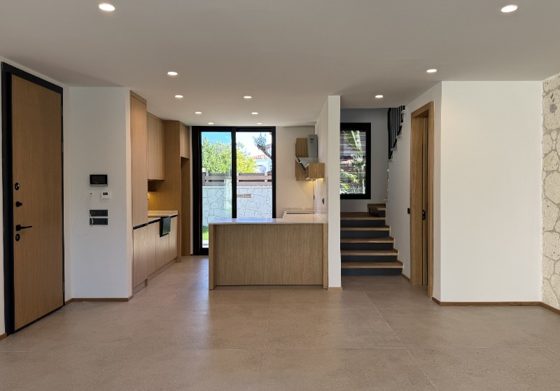 ALAÇATI ÇAMLIKYOL MEVKİ MÜSTAKİL HAVUZLU 4+1 SATILIK VİLLA.