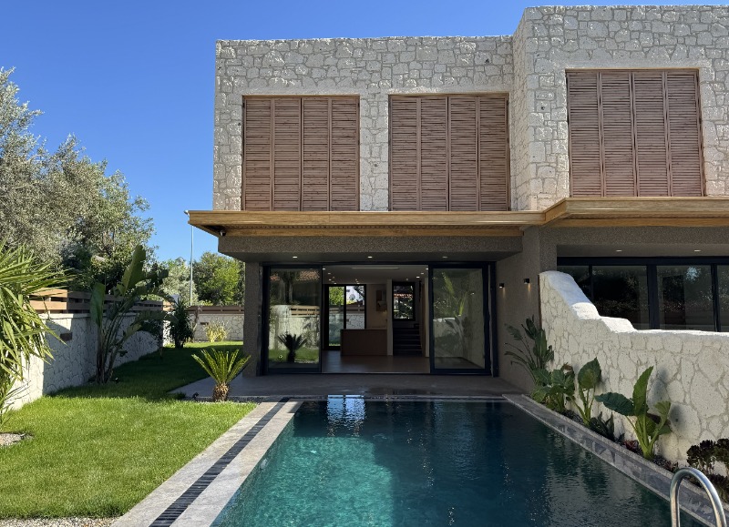 ALAÇATI ÇAMLIKYOL MEVKİ MÜSTAKİL HAVUZLU 4+1 SATILIK VİLLA.