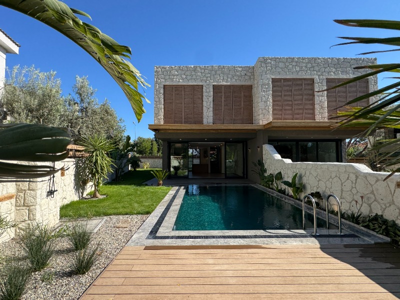 ALAÇATI ÇAMLIKYOL MEVKİ MÜSTAKİL HAVUZLU 4+1 SATILIK VİLLA.