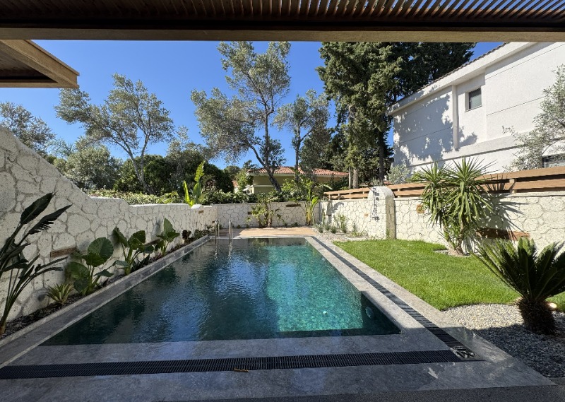 ALAÇATI ÇAMLIKYOL MEVKİ MÜSTAKİL HAVUZLU 4+1 SATILIK VİLLA.