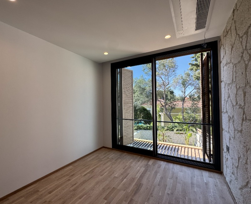 ALAÇATI ÇAMLIKYOL MEVKİ MÜSTAKİL HAVUZLU 4+1 SATILIK VİLLA.