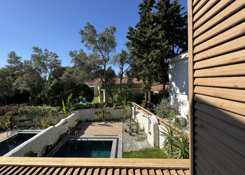 ALAÇATI ÇAMLIKYOL MEVKİ MÜSTAKİL HAVUZLU 4+1 SATILIK VİLLA.