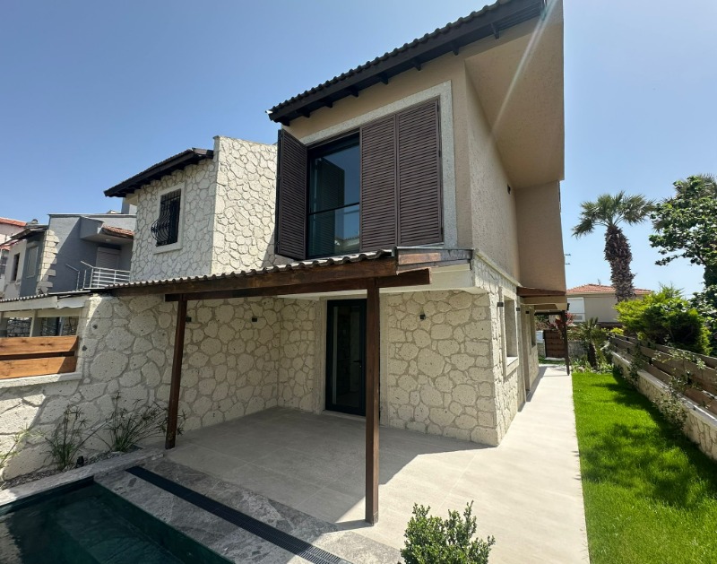 ALAÇATI ÇAMLIKYOL MEVKİ SATILIK 4+1 MÜSTAKİL HAVUZLU VİLLA.