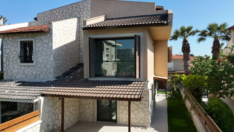 ALAÇATI ÇAMLIKYOL MEVKİ SATILIK 4+1 MÜSTAKİL HAVUZLU VİLLA.
