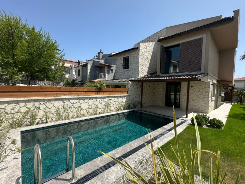 ALAÇATI ÇAMLIKYOL MEVKİ SATILIK 4+1 MÜSTAKİL HAVUZLU VİLLA.