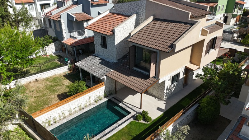 ALAÇATI ÇAMLIKYOL MEVKİ SATILIK 4+1 MÜSTAKİL HAVUZLU VİLLA.