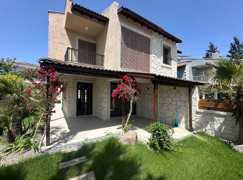 ALAÇATI ÇAMLIKYOL MEVKİ SATILIK 4+1 MÜSTAKİL HAVUZLU VİLLA.