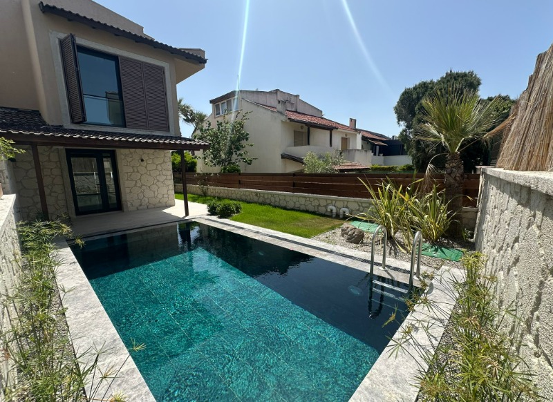 ALAÇATI ÇAMLIKYOL MEVKİ SATILIK 4+1 MÜSTAKİL HAVUZLU VİLLA.