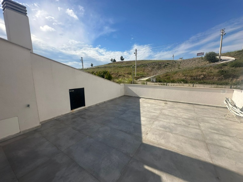 ÇETIN EMEÇ'TE SATILIK TRIPLEKS 4+1 BAHÇELİ VE TERASLI DAİRE.