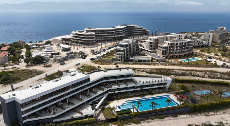 ÇEŞME AYASARANDA'DA SATILIK DENİZ MANZARALI 1+1 REZIDANS DAİRE.