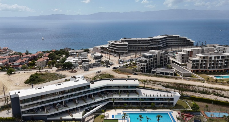 ÇEŞME AYASARANDA'DA SATILIK DENİZ MANZARALI 1+1 REZIDANS DAİRE.