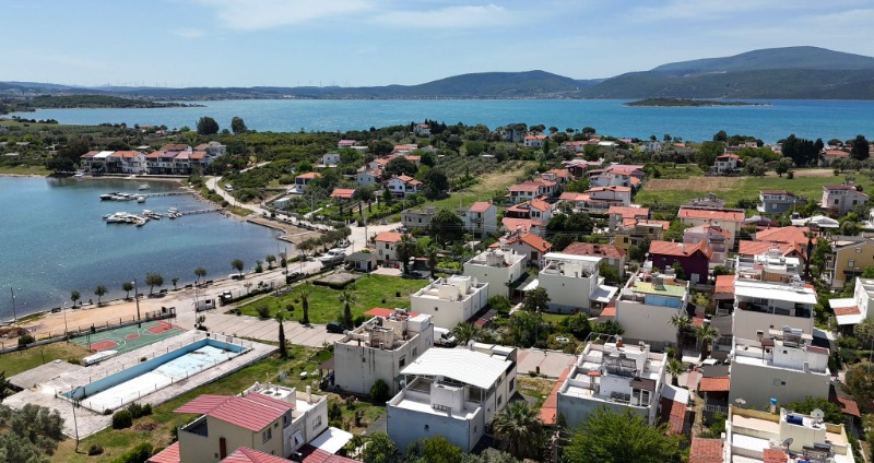 URLA ÖZBEK'TE DENİZE SIFIR SİTE İÇİNDE SATILIK DUBLEKS YAZLIK.