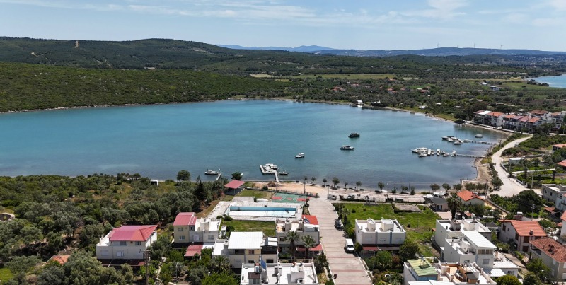 URLA ÖZBEK'TE DENİZE SIFIR SİTE İÇİNDE SATILIK DUBLEKS YAZLIK.