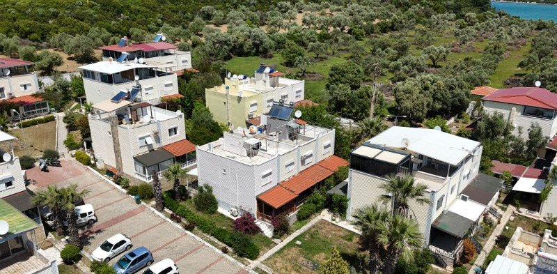 URLA ÖZBEK'TE DENİZE SIFIR SİTE İÇİNDE SATILIK DUBLEKS YAZLIK.