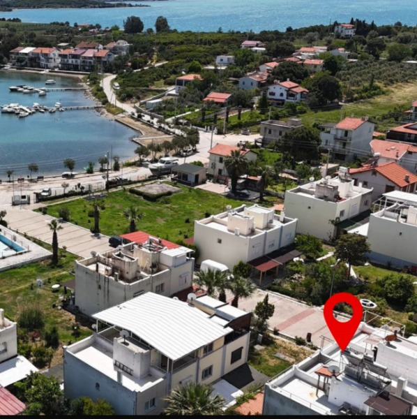 URLA ÖZBEK'TE DENİZE SIFIR SİTE İÇİNDE SATILIK DUBLEKS YAZLIK.