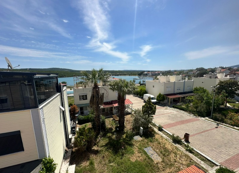 URLA ÖZBEK'TE DENİZE SIFIR SİTE İÇİNDE SATILIK DUBLEKS YAZLIK.