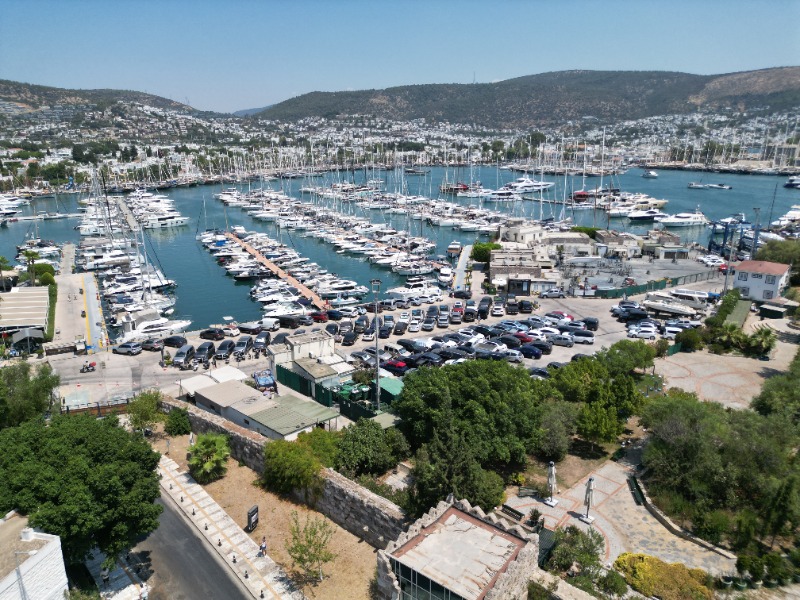 BODRUM ESKİÇEŞMEDE MARİNA KARŞISINDA 3 KATLI KARGİR BİNA