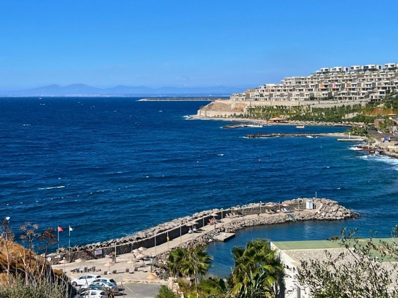 GÜNDOĞAN EGE TATİL SİTESİ ÖN SIRADA DENİZ MANZARALI PLAJLI VİLLA