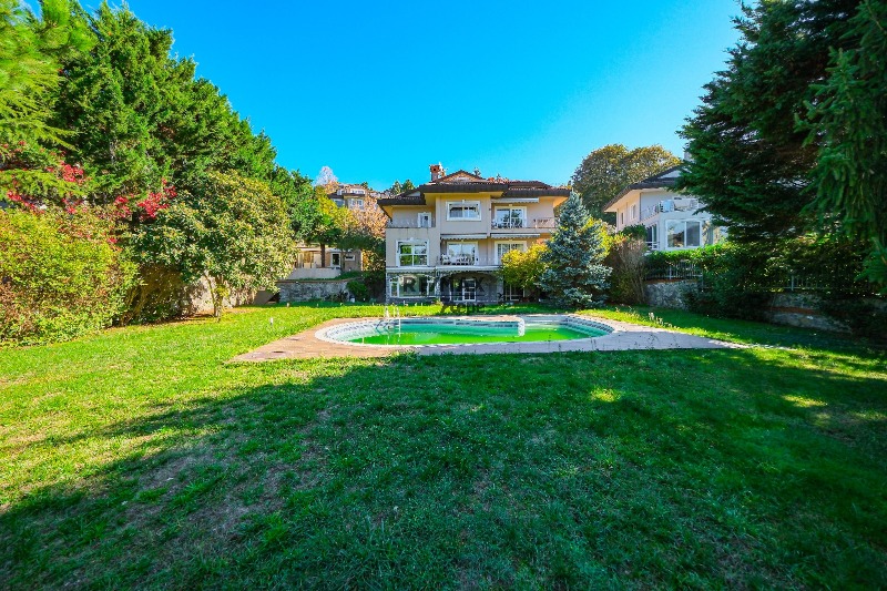 ACARKENT'TE MERKEZI KONUMLU VE BÜYÜK BAHÇELİ SATILIK VILLA
