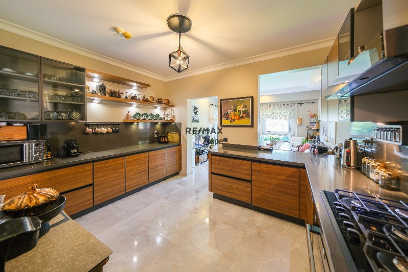 ACARKENT'TE MERKEZI KONUMLU VE BÜYÜK BAHÇELİ SATILIK VILLA