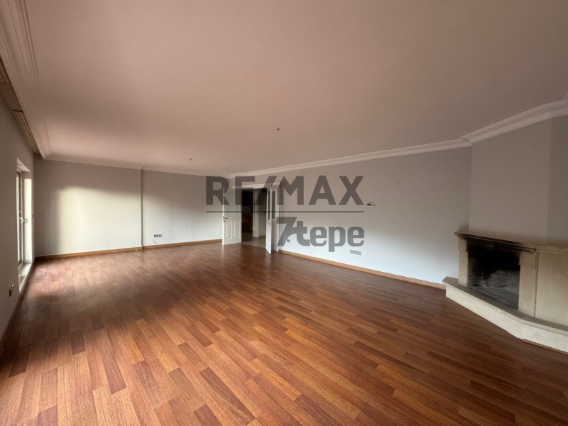 ACARKENT SİTESİNDE BAHÇE KULLANIMLI KIRALIK ÇATI TRIPLEKS