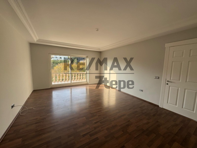 ACARKENT SİTESİNDE BAHÇE KULLANIMLI KIRALIK ÇATI TRIPLEKS