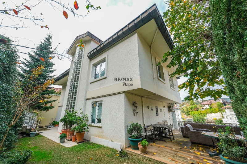 REMAX7TEPE'DEN ACARKENT'TE BAHÇE KULLANIMLI ÇATI TRİPLEKS VİLLA