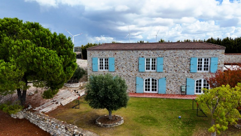 ÇEŞME OVACIK'TA 6.528 M2 İÇERİSİNDE 7+3 ÖZEL VİLLA.