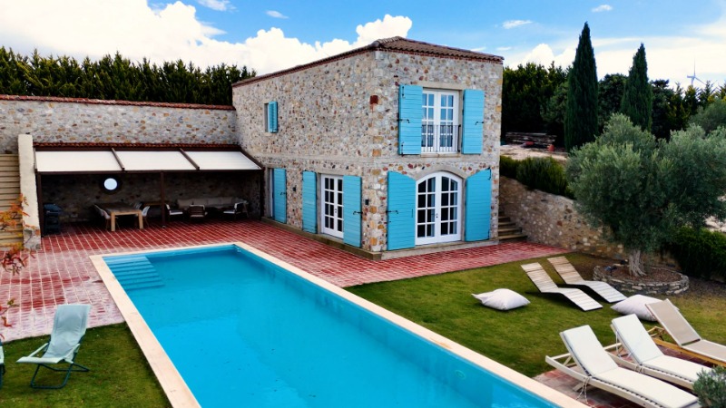 ÇEŞME OVACIK'TA 6.528 M2 İÇERİSİNDE 7+3 ÖZEL VİLLA.