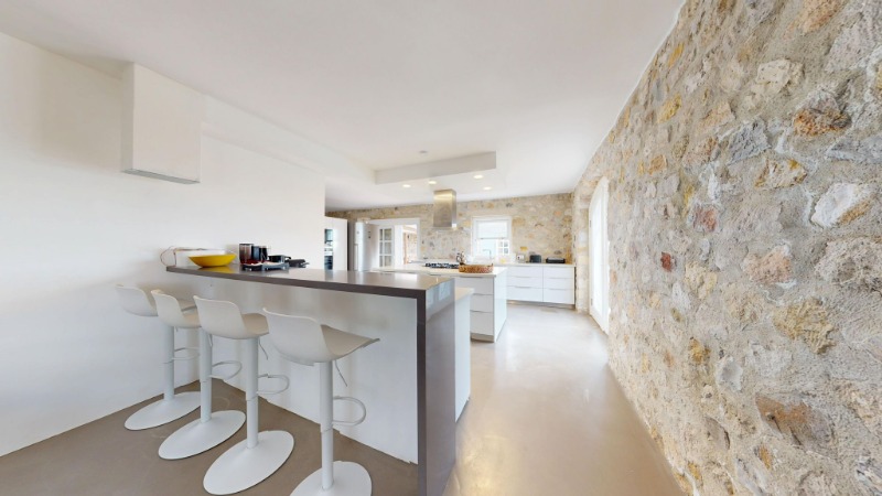 ÇEŞME OVACIK'TA 6.528 M2 İÇERİSİNDE 7+3 ÖZEL VİLLA.