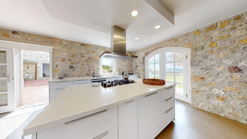 ÇEŞME OVACIK'TA 6.528 M2 İÇERİSİNDE 7+3 ÖZEL VİLLA.