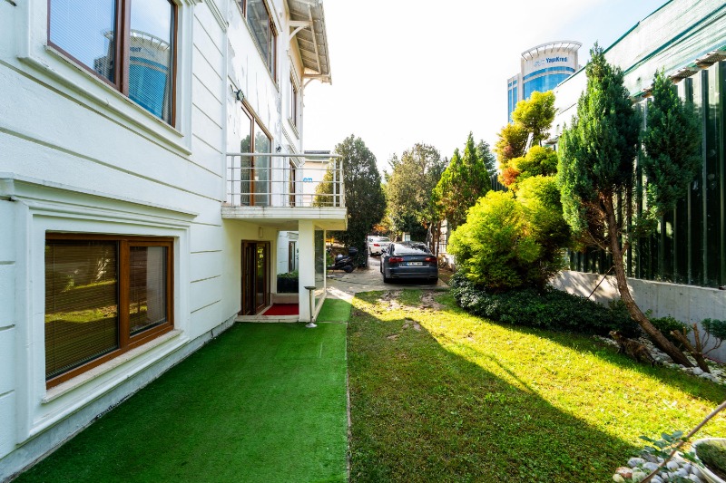 LEVENT KARANFİL SOKAKTA EŞSİZ KONUMDA 650 m² LÜKS MÜSTAKİL VİLLA