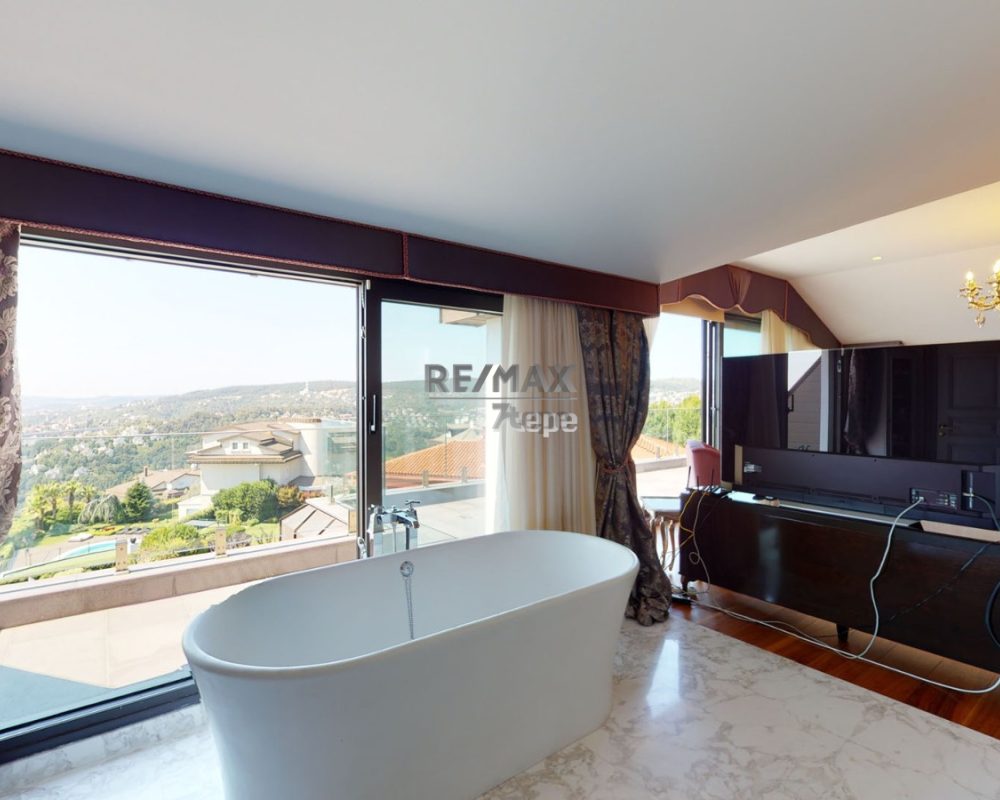 REMAX 7 TEPEDEN ACARKENT SATILIK BOĞAZA HAKİM MALİKANE
