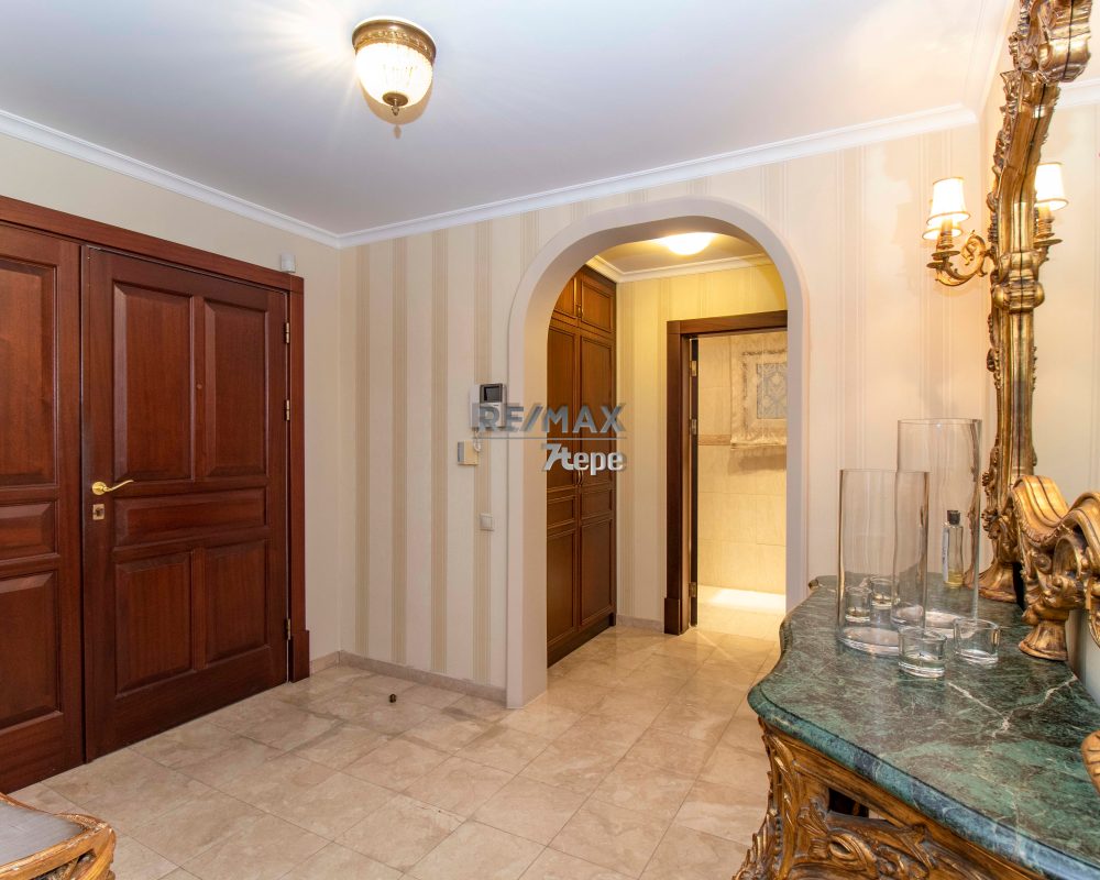 REMAX 7TEPE'DEN YÜKSEK KONUM VE NEZİH SOKAKTA SATILIK VİLLA
