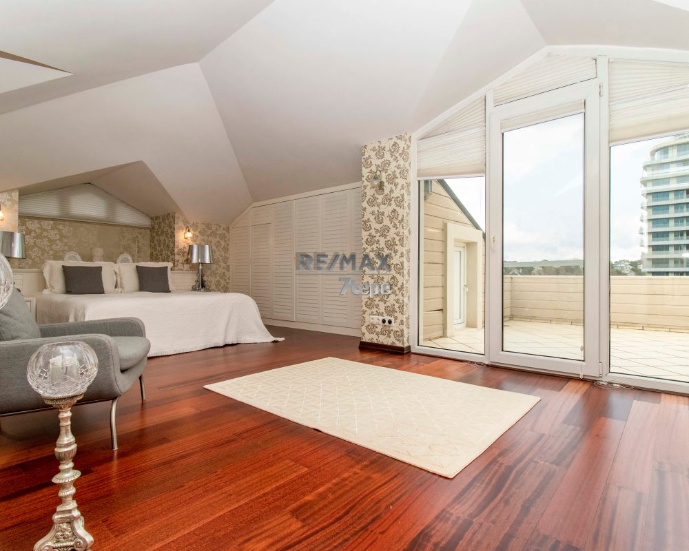 REMAX 7TEPE'DEN YÜKSEK KONUM VE NEZİH SOKAKTA SATILIK VİLLA