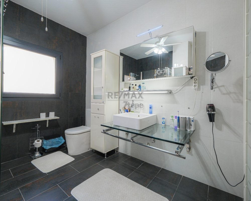 REMAX 7TEPE'DEN SATILIK HAVUZLU VE ÇELİK ÇATILI C TİPİ VİLLA