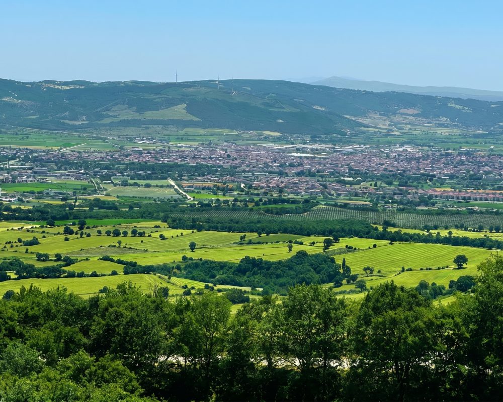 BALIKESİR GÖNEN’DE MERKEZE 5 KM, YÜKSEK KONUMLU, 30.726 m² YATIRIMLIK ARAZİ