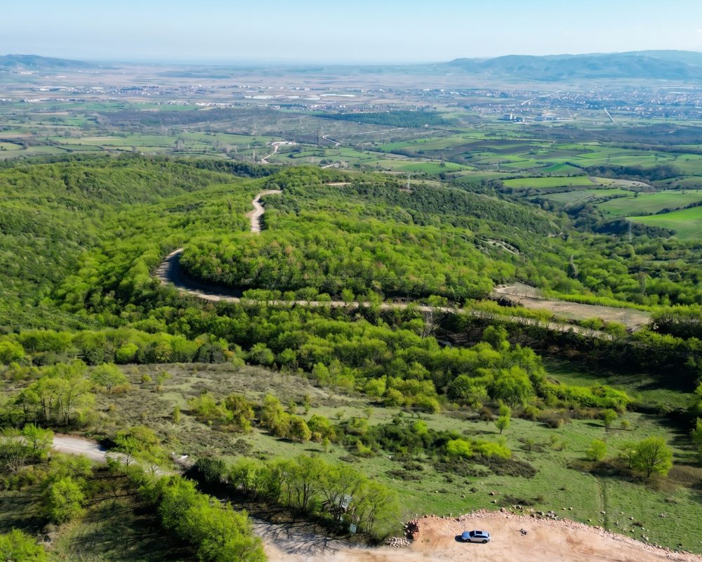 BALIKESİR GÖNEN’DE MERKEZE 5 KM, YÜKSEK KONUMLU, 30.726 m² YATIRIMLIK ARAZİ