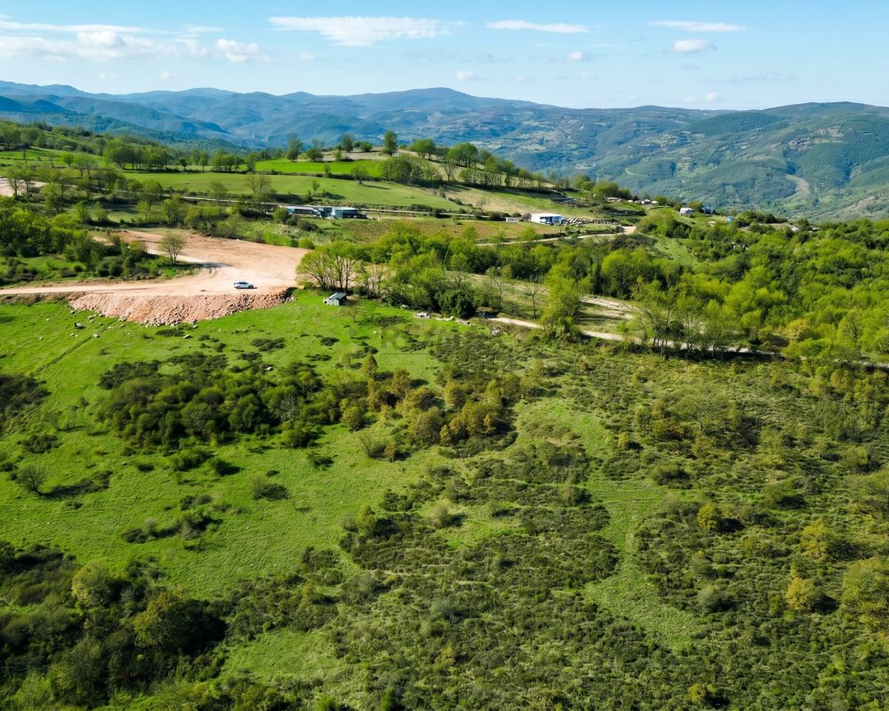 BALIKESİR GÖNEN’DE MERKEZE 5 KM, YÜKSEK KONUMLU, 30.726 m² YATIRIMLIK ARAZİ