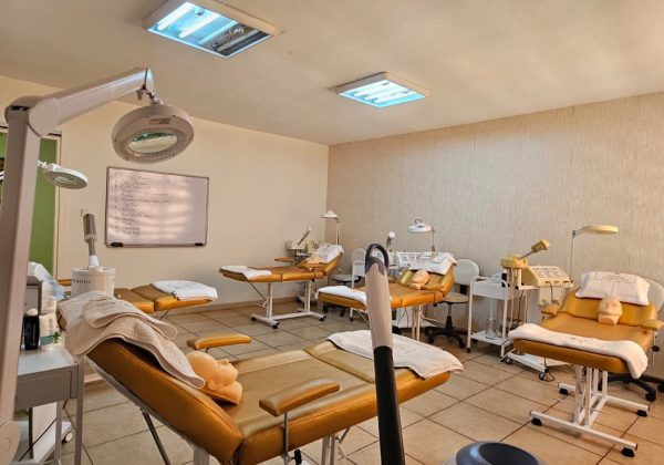 Kurtköy'de Devren Satılık Güzellik ve Estetisyen Akademisi | Aktif Öğrenci Portföylü küçük görsel
