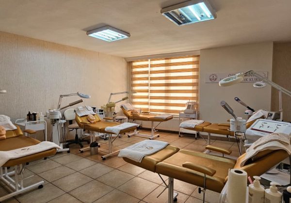 Kurtköy'de Devren Satılık Güzellik ve Estetisyen Akademisi | Aktif Öğrenci Portföylü